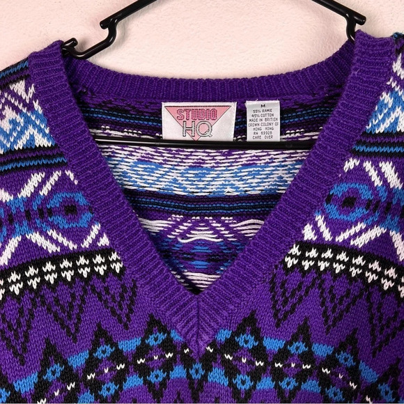 Vintage Sweater Geometric Print V Neck Size Medium Studio HQ Purple Blue White - Picture 10 of 10